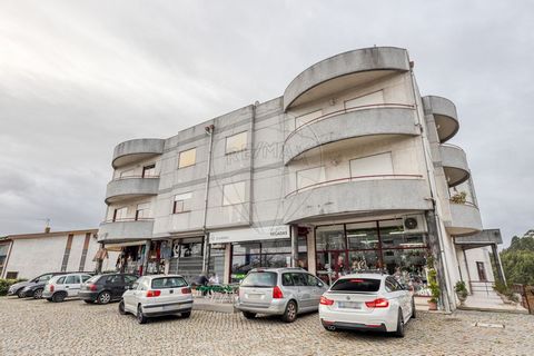 2 BEDROOM APARTMENT IN RECEZINHOS - PENAFIEL 4 MINUTES FROM THE CENTER OF PENAFIEL   DESCRIPTION: Entrance hall; Kitchen furnished and equipped with built-in appliances and access to laundry; Dining room and living room with access to balcony; Two be...