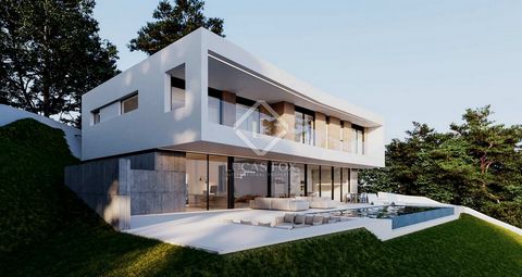 Lucas Fox presents this new build cubic house of 422 m² distributed over two floors on a plot of 1661 m² in the El Mirador development in Sant Andreu de Llavaneres. The property has a cubic shape made up of an upper volume whose front façade protrude...
