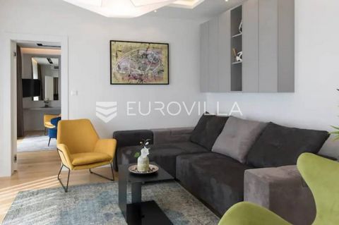 Opatija, Center, elegant three-room apartment NKP 85 m2 located in the heart of beautiful Opatija. It is an ideal solution for those looking for a home close to all city events, with a beautiful view of the sea. The apartment consists of a living roo...