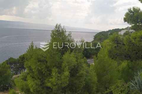 In the town of Lokva Rogoznica, with a view of the sea, a building plot with a total area of 1743 m2, triangular in shape, 38 m wide and 60 m long, is for sale. The land is located at a distance of approx. 100 m from the sea, where beautiful beaches ...