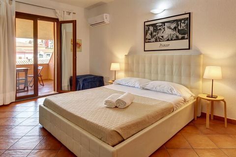 The 21 apartments are attractively furnished and spread over a total of three floors. In the courtyard there is a pool with sun loungers and an outdoor shower. The lounge is equipped with a television and a book and games corner. The center of Santa ...