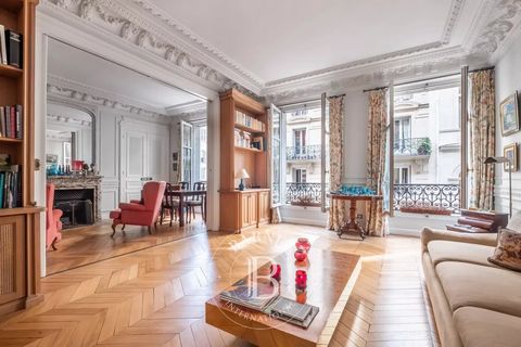 This 157 m² apartment in good condition is located in the heart of the prestigious 7th arrondissement, a stone's throw from the rue du Bac. It consists of an entrance hall, a double living room, a large kitchen/dining room perfect for entertaining, a...