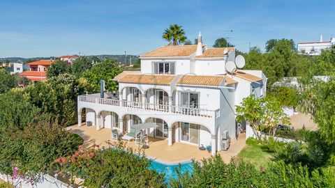 5 bedroom villa with possibility of another 2 bedrooms, with country and sea views, located in the Boliqueime, Loule area