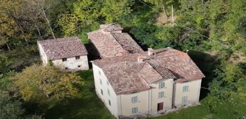 Detached house with service buildings rebuilt in 1950s, partially habitable, and partially to be refurbished. The property is located in the Modigliana Valley, between Florence and the Riviera Romagnola, in a quiet and reserved location known as Parr...