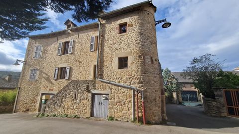 Located on the outskirts of Rodez, in a charming village with schools and shops, magnificent building of 2 T4 apartments with the possibility of building a 3rd. Stone building composed of two apartment type 4 with their independent garages and a comm...