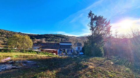 Hamlet without shops located at 10 minutes from Saint-Pons de Thomieres, 15 minutes from Saint-Chinian and 50 minutes from the beach ! Set of two stones habitations comprising a main house offering 135 m2 (2 bedrooms, a living room with open kitchen,...