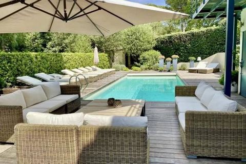 Construction of a given surface area of ??approximately 205 m2 - Land of 1091 m2 - 5 Bedrooms - 3 Shower rooms + 2 Bathrooms + Garage. Pretty villa with neo-colonial influences, located a few steps from the village of Saint-Tropez with pedestrian acc...