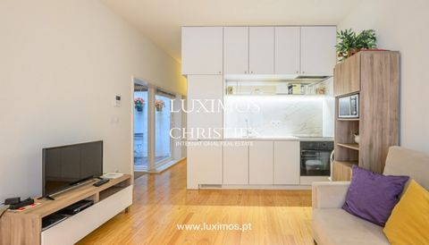 Contemporary apartment for sale in a renovated building . The interior features a living room with integrated kitchen and an interior patio . Ideal for those looking to live in the heart of Porto, work or invest. This apartment is located in the hist...