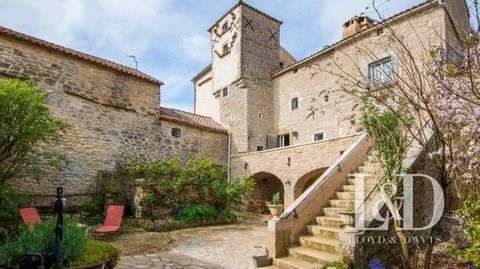 In Aveyron, a building complex consisting of a medieval castle and two outbuildings, all connected by an interior courtyard of 120m² accessible from each part. Convertible vaulted cellars form the base of the building. From the courtyard, a stone sta...