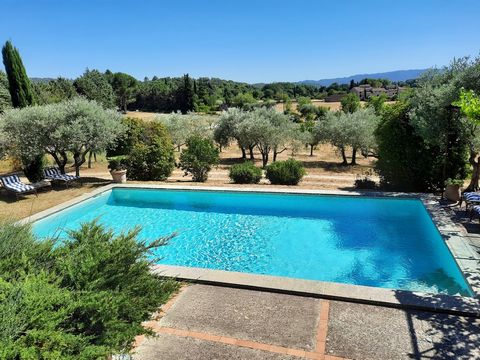 LOURMARIN, all amenities 800 metres away. In a bucolic setting, on terraced land planted with olive trees (150 trees in production), this beautiful 320 m2 property comprises 3 independent dwellings with 6 bedrooms. Ideal for a hospitality business wi...