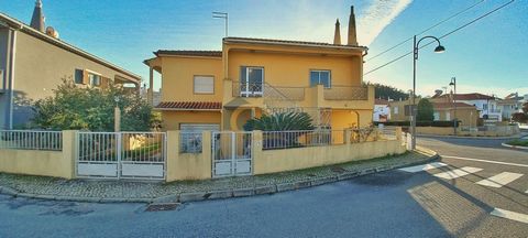 Detached house with two floors, with 6 rooms, where the feeling of space will never be lacking, located in the village of São Bartolomeu de Messines, close to shops, services and public and private schools. The upper floor comprises an entrance hall,...