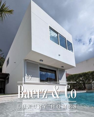 Exclusive detached villa for sale in Chayofa, situated in a select gated community. This impressive property is distributed over two floors, offering a spacious and contemporary design. On the ground floor, there is a generous living room illuminated...