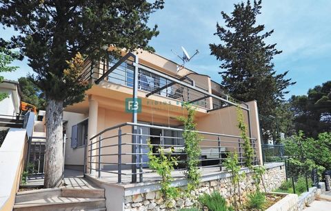 Location: Šibensko-kninska županija, Tisno, Tisno. TISNO - For sale, an interesting house with two apartments and a beautiful view of the sea, only 150 m from the sea! This property represents an extraordinary opportunity for investment in tourist re...