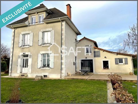 Very beautiful house in the most chic and sought-after suburb of Limoges. In the heart of its wooded park, this character house with swimming pool constitutes an exceptional property in Isle. Ideally located near the town center and its shops and ser...