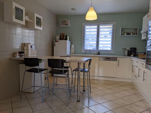 Everything is planned for a good life! Come visit this large, very bright house of 175 m2 of living space on 2 levels, on land of 850 m2, in which you can put your suitcases. Located 10 minutes from the TGV and all amenities, you will appreciate its ...