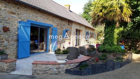 I offer you this farmhouse in the countryside ideally located on the Angers / Rennes axis. On one level, an equipped and fitted kitchen open to the living room/living room with its wood stove. A veranda of 20 m². Four bedrooms and two bathrooms, toil...