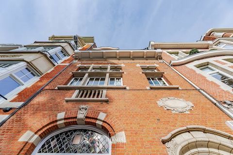 Opposite Parc Tenbosh, a stone's throw from the Châtelain district and Place Brugmann, this delightful Beaux-Arts-style character house features neo-Renaissance details. Behind its elegant brick and French stone facade is a very large entrance hall (...