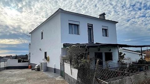 Detached house on a plot of 616 m2 in the Priorat de La Bisbal urbanization. The house is very spacious, consists of 5 bedrooms (2 double and 3 double, 1 on the ground floor), access to terrace from one of the bedrooms, 2 bathrooms (1 with bathtub an...