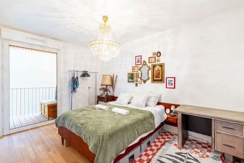 Very bright new T2. Issy les Moulineaux. 38 +17m² Large terrace and shared garden with a view of Paris. 1350 charges + internet included. This apartment, located on the 2nd floor with elevator in Issy-les-Moulineaux, is the ideal place for single res...