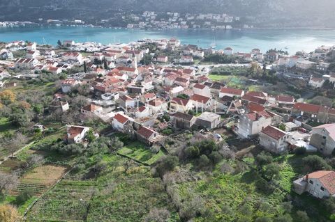 Dubrovnik area - Mokošica, building land with a total area of 626 m2, which is reached by a narrow paved road. The land is located in a mixed-use zone, predominantly low-density housing (M1-1), in low-density mixed-use zones, the construction of low-...