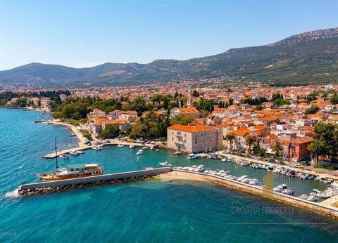 Totalrenoverat stenhus i centrum av Kaštel Lukšić, bara 50 m från havet och 200 m från den vackra stranden. Kaštela är en idealisk plats för älskare av natur-, kultur- och historiskt arv och ligger mellan turistcentra i Trogir och Split, städer under...