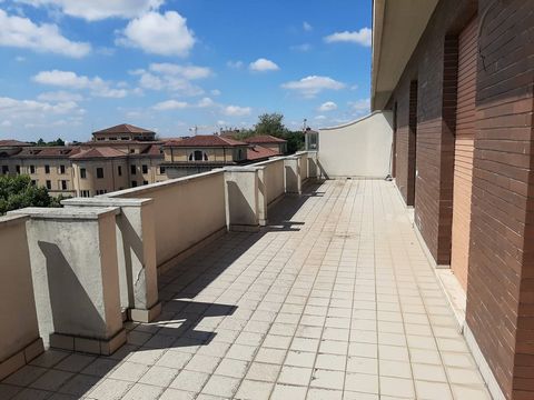 Very central in a strategic position in a 70s building we offer for sale a penthouse of 150 square meters as follows: living room, kitchen with service balcony, three bedrooms a laundry bathroom plus two bathrooms in the sleeping area, 35 square mete...