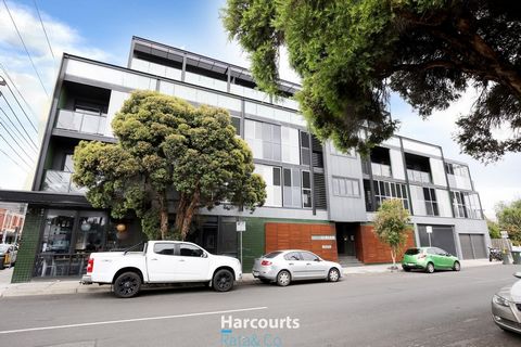 Luxury, convenience and low maintenance are the words that come to mind when you see this beautiful apartment. Only 8kms away from the heart of Melbourne, this apartment is perfect for couples or investors wanting to add a gem to their portfolio. Com...