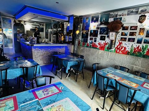 Nice place located on the first line of Playa Velilla. It is a pizzeria, with a very original decoration. It has about 150m2 in which we have a large fully equipped individual kitchen + another small additional kitchen that could be used as a storage...
