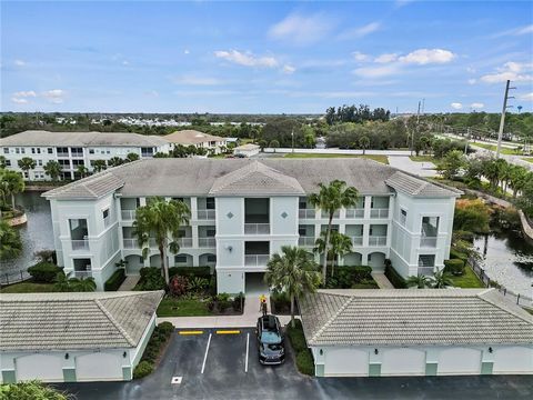 Welcome to your dream condo at 700 Garden's Edge Dr., Unit #723, in Magnolia Park, Venice, FL! This beautifully appointed TURNKEY 2-bedroom, 2-bathroom unit with a den and a PRIVATE GARAGE offers a serene and stylish living experience in a very quiet...