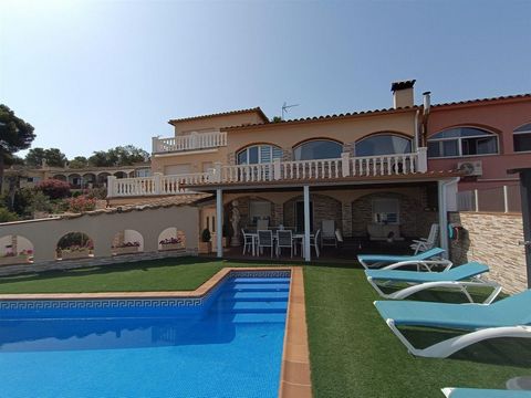 In Mas Tomasi, a step away from the beach of Pals, very well located near the road but in a quiet street, a spectacular house is offered in terms of qualities, comfort, functionality and views.. . The house has two different houses, a large house sui...