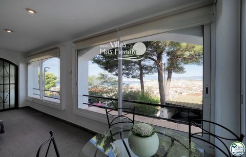 Certificato Energetico: 2N8NPLXSKBonita casa con vista mare nella Muntanyeta de Roses, Vista sulla città e sulla baia di Roses. Con 2 garage individuali. Zona tranquilla senza movimento di auto. Vicino alla città, è possibile raggiungere a piedi il c...