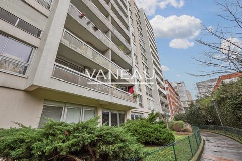 The Vaneau Group is pleased to offer you an exclusive studio to renovate in a flowery (Villa Curial) and well-maintained (caretaker) condominium. On the fourth floor (elevator) with unobstructed view, quiet and bright, it consists of an entrance hall...