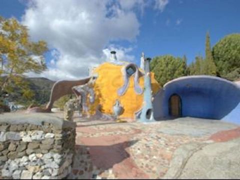 This is an ideal property for special people. The British Vanguard – TV channel did a programme in this property for the USA market: “The most extreme houses in the world”.It has also appeared on Spanish television, for examples Antena 6, Antena 3 an...