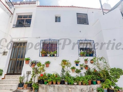 Townhouse in Canillas de Albaida. The property comprises 2 floors of app 90sqm constructed area + roof terrace. The ground floor is in need of some TLC and the first floor is open so it can be designed as desired. The ground floor comprises a living-...