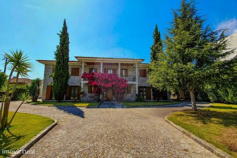     Fantastique villa individuelle en pierre de 4 chambres, d’une superficie de 280m2, située à Cepães, à seulement 5 minutes de Fafe. Cette superbe propriété offre un cadre spectaculaire, entourée d’un terrain généreux de 1448m2. L’entrée est marqué...
