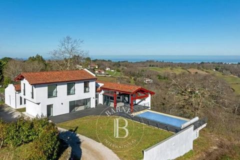 Urrugne, near Saint-Jean-de-Luz, contemporary house offering a dominant view of the basque views. The house also opens onto the bay of Saint-Jean. With a surface area of ??approximately 240 m² on a plot of 1800 m², this house, completely renovated in...