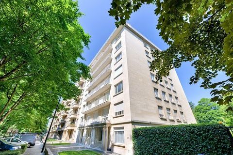 Opposite Parc Brugmann, in a beautiful classic building, lovely 3-bedroom 180m2 flat to renovate on the 4th floor offering views and plenty of natural light. It comprises a beautiful 35m2 living room with open fire and access to a front terrace, a 21...