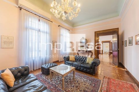 For sale in Venice Luxurious apartment, Cannaregio district Apartment located on the first floor of a building on Strada Nova between Ponte delle Guglie and San Marcuola. Composed of: Entrance from Strada Nova in the Androne and large staircase, whic...