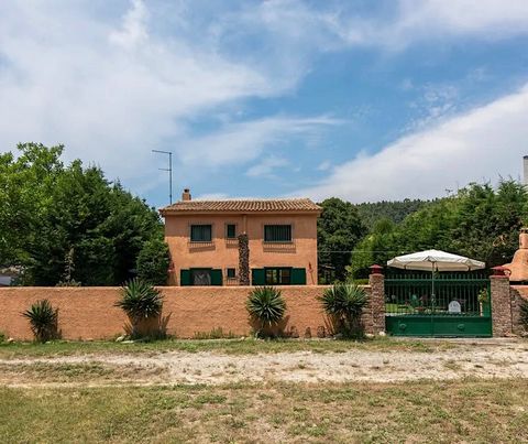 On a verdant 1100 plot in Fourka, Chalkidiki, this 112 sqm cottage offers privacy and tranquillity, and may serve as an ideal base for exploring the cosmopolitan peninsula of Kassandra. The cottage unfolds over two floors. The ground floor houses the...