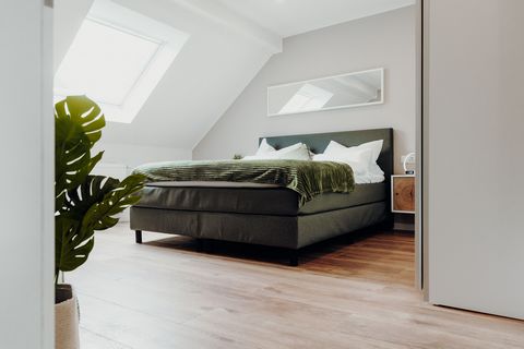 Enjoy your stay in our charming vacation apartment in Völklingen Geislautern! With a bedroom, a living room including a comfortable sofa bed (1.4 m) and a PS5, we offer modern comfort. The fully equipped kitchen and stylish bathroom complete the expe...