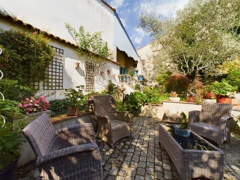 This house built in the XVIII century nestled in the heart of a lively and picturesque village, where the charm of the surroundings blends with the allure of the residence. With two living rooms, three bedrooms and a dedicated music room - potential ...
