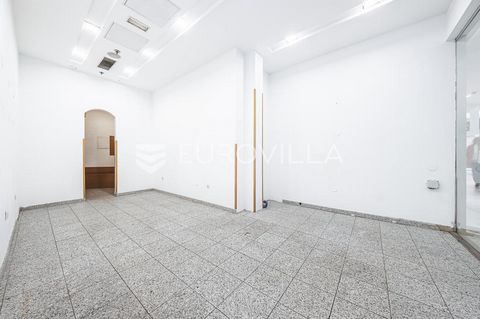 Zagreb, Donji grad, Importanne Galleria center, office space of 23.90 m2. The premises consists of two rooms, one of which is a work room, while the other can be used for storage/storage and a toilet. It is located in a frequent location, on the grou...