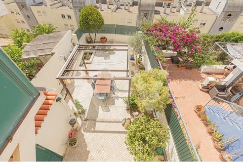 Rarely do you find a property like this in Lisbon.  A house? A building ? A quadriplex apartment? In reality, all of this can apply. Currently, the entrance floor comprises an hallway, a library/office, bathroom (with shower), and a kitchen with a di...