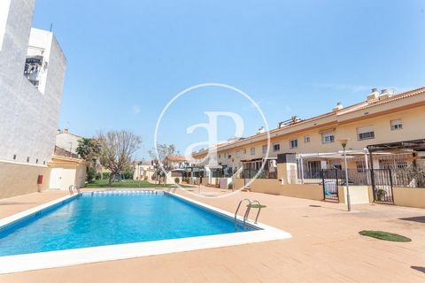328 sqm furnished house with a 50sqm Terrace and views in Benimàmet, Valencia.The property has 4 bedrooms, 2 bathrooms, swimming pool, 2 parking spaces, air conditioning, fitted wardrobes, laundry room, balcony, garden, heating and storage room. Ref....