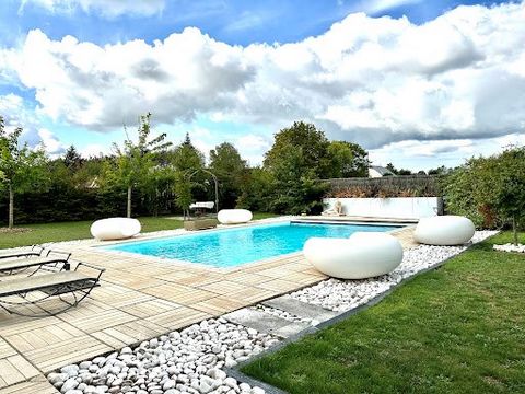 CONTEMPORARY A/A 414 m² of SINGLE STOREY on 2.400 m² of GARDEN PREHAU SWIMMING POOL GARAGE ATTIC In an area of ​​countryside and greenery at the foot of a village in the Cher valley, 18 minutes from the center of TOURS, 6 minutes from the motorways. ...