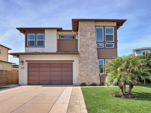 Escape to the California dream in this stunning home! This 4-bedroom, 3-bathroom beauty boasts a spacious layout with a two-story foyer, open-concept living area, and a relaxing loft. Whip up culinary delights in the gourmet kitchen featuring a centr...