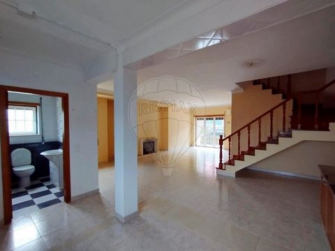 House T4 Turquel. This charming four-bedroom semi-detached villa, located in the Casal dos Moinhos urbanization in Turquel, is a unique opportunity for investors. With a generous total area of 204 square meters spread over two floors, this property o...