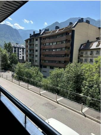 Welcome to your new home in the heart of Escaldes-Engordany! This charming apartment offers a privileged location, just one minute from Caldea and the hospital, giving you immediate access to everything you need on a daily basis. Enjoy the comfort of...