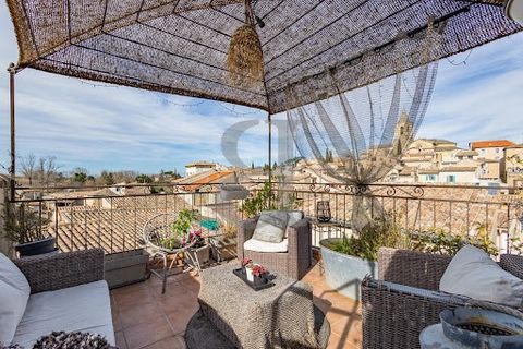 MAZAN - EXCLUSIVITY Virtual tour available on our website. In the heart of the village, come and discover this duplex of more than 150 m² for sale in Mazan. Located on the second and last floor of an old building, you will appreciate the charm and au...