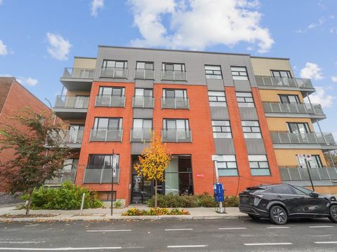 A condo unit in a dynamic area, 5 minutes walk from the metro, a few steps from Jarry Park and 10 minutes from the famous Little Italy. On the 2nd floor of a building completely rebuilt in 2014. The condo offers two bedrooms, a terrace, a balcony, a ...